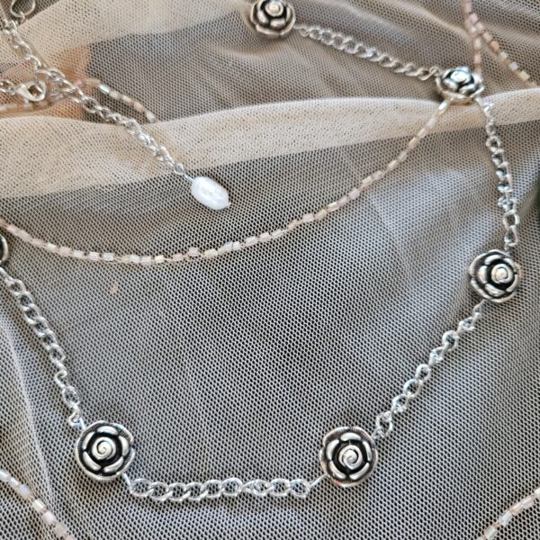 1 of 1 21-22", pearl, silver metal alloy roses, silver metal alloy chain