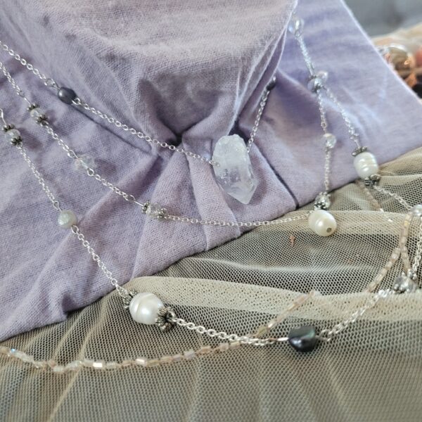 1 of 1 22", clear quartz, pearl, glass, silver metal alloy chain + bee